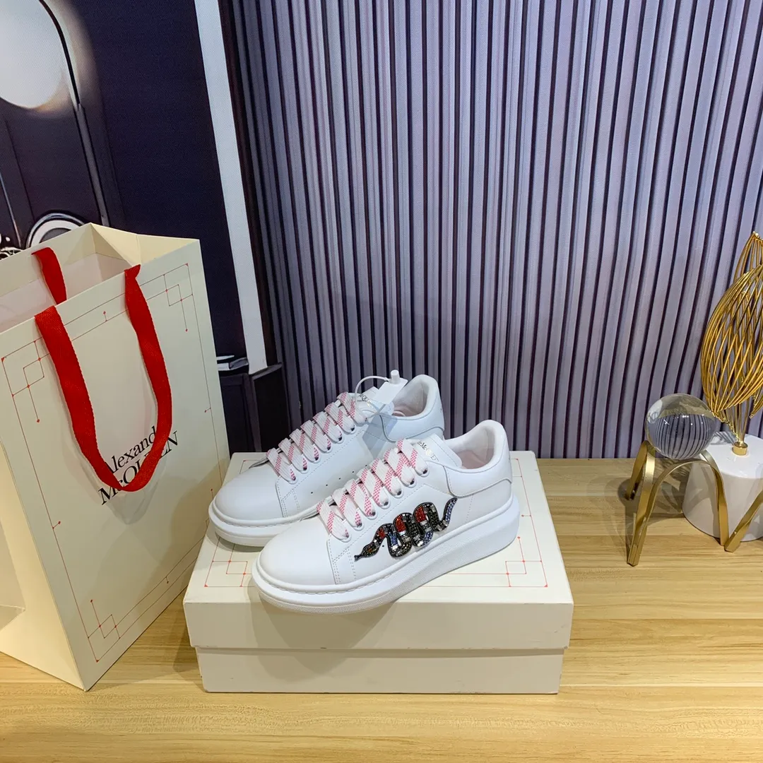 👟👟Ex-factory price 560👟👟Snake pattern professional McQueen factory. Top version. Couple model Alexander McQUEEN high version has been upgraded to the highest quality again✅.McQueen dad shoes 💪McQueen spring, summer, autumn and winter top version purchasing agent level✅ Recruiting national online and offline agents to join🤝 🏆Fabric: Original materials imported from Italy. Texture, water-resistant and non-discoloring 🏆Inner lining: ️A-grade Italian imported lining resistant to dirt, sweat-absorbent, breathable and comfortable 🏆Foot pads: top-grade imported Italian super-soft cowhide leather 🏆Outsole: PU+counter 1:1 🏆Shoe box: original white box. Plus white flip cover for double-layer protection. Cloth bag. Handbag. Certificate of 1:1 mold opening, 4-piece set. Delivered with a pair of shoelaces. 🖕🏿🖕🏿🖕🏿You can choose any pair of shoelaces in any color of our factory 🏆Code number: women’s 34-41. men’s 38-46 🏆Special remarks (women’s size 34.40.41, men’s size 38.45.46 is customized, no returns or exchanges) Win-win cooperation🤝